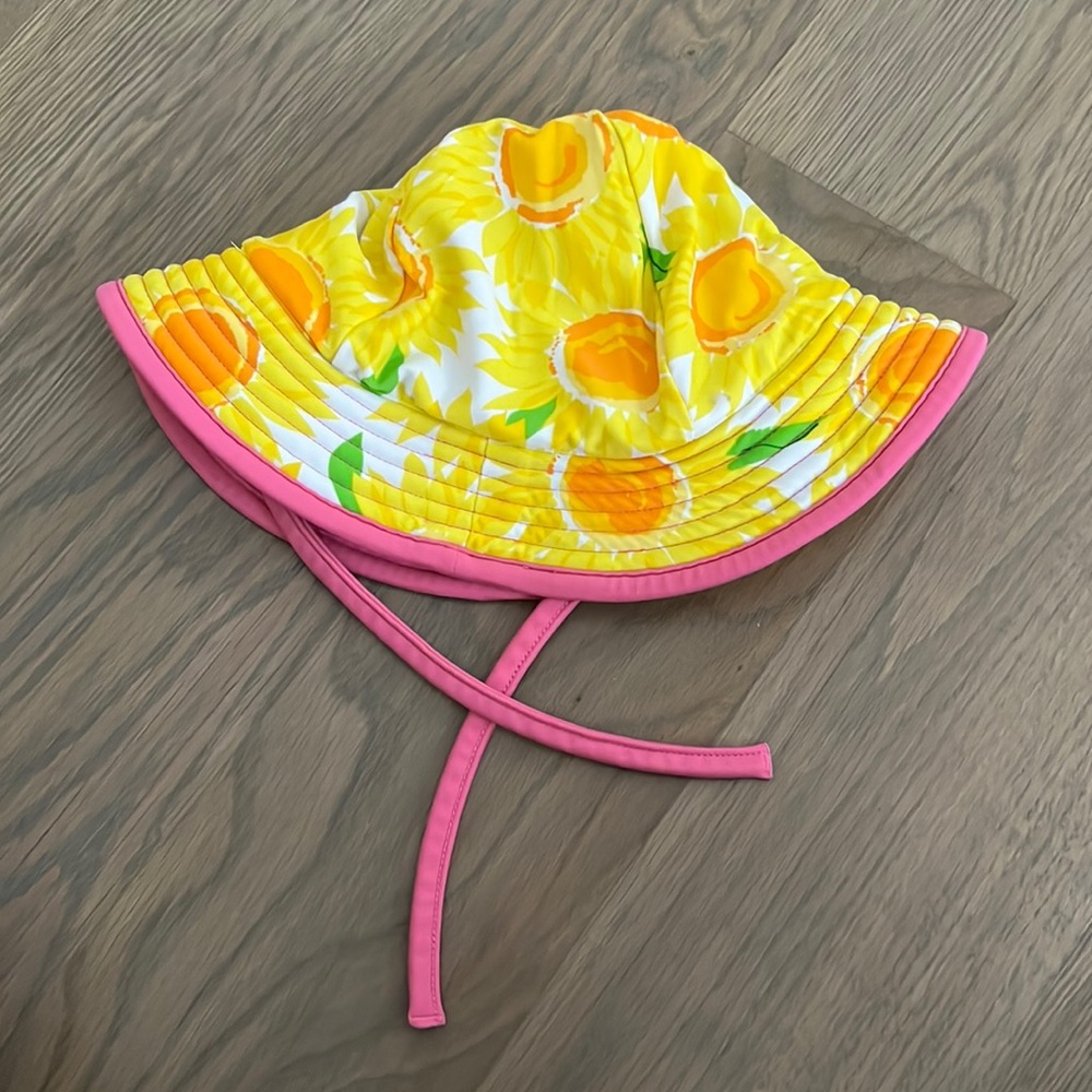 Girls Waterproof hat, size M. Excellent condition.